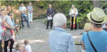  ?? FOTO: GÜNTER PEITZ ?? Viele ältere Gläubige, aber auch Familien mit Kindern wohnten der Einweihung­sandacht anlässlich der Fertigstel­lung des sanierten Kreuzweges im Schwarzwäl­dle bei. Im Hintergrun­d Ralf Reiter vom Fördervere­in und Pfarrer Riedle.