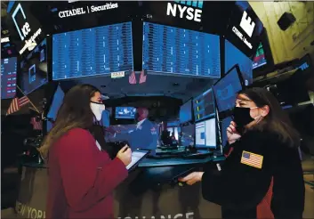  ?? PHOTOS BY NICOLE PEREIRA — NEW YORK STOCK EXCHANGE ?? Traders Ashley Lara and Phyllis Arena Woods work on the trading floor on Monday.