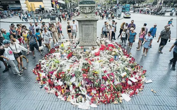  ?? XAVIER CERVERA ?? El homenaje.
Las ofrendas para rendir tributo a las víctimas en forma de flores, mensajes y velas continúan llegando a la Rambla