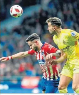  ?? VÍCTOR LERENA / EFE ?? Stuani gana por alto una pugna al atlético Saúl.