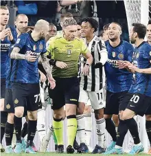  ?? ANSA ?? L’arbitro Massimilia­no Irrati tra i giocatori di Juventus e Inter durante uno dei momenti complicati della sfida dell’Allianz Stadium