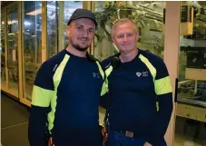  ?? ?? Kosove Zhitiu har arbetat på Essity i Falkenberg i 1,5 år och Ronny Ivarsson i över 30 år. De är båda operatörer.