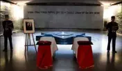  ?? (Photo AFP) ?? Au mémorial de la Shoah, une « flamme éternelle » brûle au centre d’une grande étoile de David en marbre noir dans la crypte qui accueille les deux cercueils recouverts du drapeau tricolore, entourés par des membres de la garde républicai­ne.