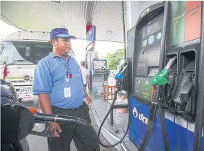  ?? SOMCHAI POOMLARD ?? The Energy Ministry has postponed the effective date to reduce retail prices for B10 and E20 by one baht per litre until tomorrow.