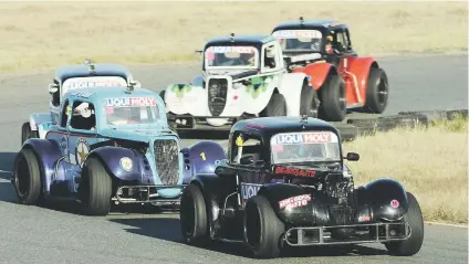  ?? Picture: Tony Alves ?? CLOSE STUFF. Saturday’s second INEX Legend race saw the first three cars cross the finish line in four-tenths of a second. Here Justin Robertson (Big Boss Auto Legend) leads the pack.