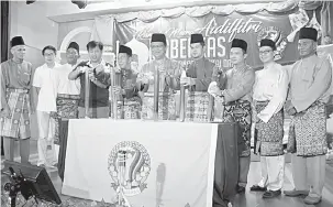  ??  ?? SUASANA AIDILFITRI: Dr Abdul Rahman (lima kanan) serta pemimpin SABERKAS Pantai Damai dan cawangan lain membelah lemang sebagai simbolik perasmian.