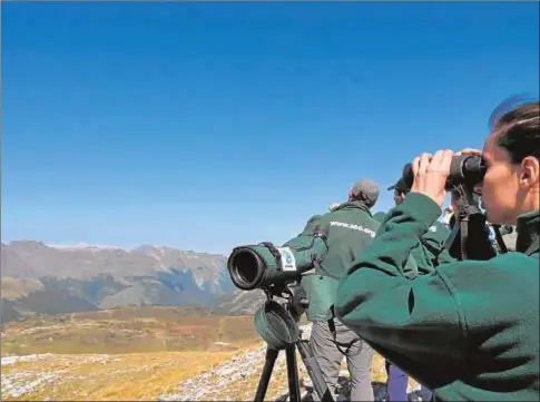  ?? SEO / BirdLife ?? Miembros de SEO/Birdlife durante una actividad de observació­n y censo de aves