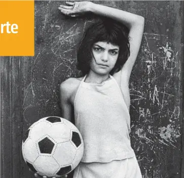  ??  ?? «La bambina con il pallone», 1980, di Letizia Battaglia