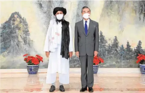  ?? // REUTERS ?? El ministro de Exteriores de China, Wang Yi, durante su encuentro con el líder talibán Abdul Ghani Baradar
