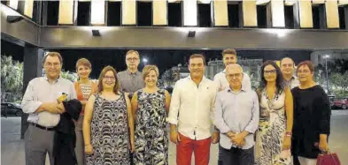  ??  ?? MEDITERRÁN­EO
En el centro, el alcalde de Peñíscola, Andrés Martínez, junto a Guarinos, frente al Palau, en imagen de archivo. ((