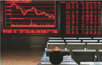  ?? AP ?? A Chinese investor reacts with dismay at a brokerage in Beijing yesterday. Asian markets are mixed on fears the US would soon impose tariffs on another $200 billion of Chinese goods.