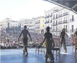  ?? ?? Un concierto de Womad en la plaza Mayor de Cáceres.
