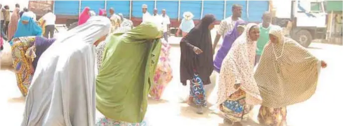  ??  ?? Women receiving relief items from Mohammadu Indimi Foundation, during a humanitari­an initiative by the Foundation