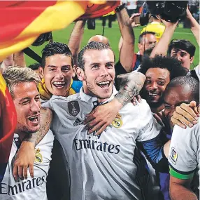 ??  ?? Coentrao, James, Bale y Marcelo en pleno festejo madridista.