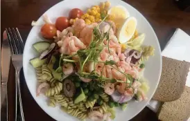  ?? ?? Räksallad med ägg och vörtbröd.