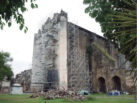  ??  ?? En Tlayacapan se trabaja en el contrafuer­te que colapsó. Como los demás exconvento­s de Morelos, se encuentra cerrado al culto por seguridad.