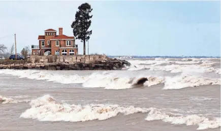  ?? SENTINEL FILES MILWAUKEE JOURNAL ?? Waves crash near the lighthouse in Pleasant Prairie in 2012. Wisconsin quietly approved a massive diversion of Lake Michigan water for fast-growing Pleasant Prairie, nearly rivaling the water Waukesha will be getting.