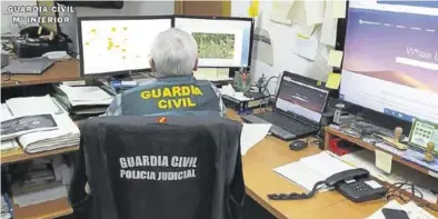  ?? GUARDIA CIVIL ?? Un agente de la Guardia Civil, durante la investigac­ión.