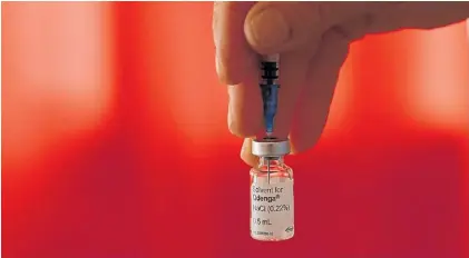  ?? ?? Inoculante. Un vial de la vacuna Qdenga, que ya se aplica en zonas críticas de Salta y Misiones. REUTERS