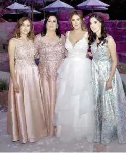  ??  ?? Laura Nelly Dávila con sus hijas Melissa, Marcela y Nelly Bustamante.