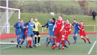  ??  ?? Winner Ian Watt glances home Lanark’s winner from a Peter O’donnell corner (Pic by Kevin Ramage)