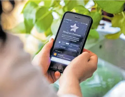  ?? CLAUDIO ÁLVAREZ ?? Una persona consulta Telegram en el móvil.
