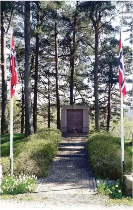  ?? FOTO: ARNE RIBE, FJÆRE VEL ?? FLAGGET: Utenfor Fjære kirke ble det både flagget og lagt ned krans 8. mai.