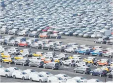  ?? FOTO: DPA ?? VW-Fahrzeuge im Hafen von Emden vor der Verschiffu­ng: Deutschlan­d exportiert­e 2018 Waren im Wert von 1317,9 Milliarden Euro.