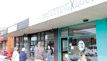  ??  ?? A queue forms outside of the Cutting Lounge in Warragul before the salon opens at 9am when restrictio­ns lifted on Friday.