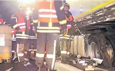  ?? FOTO: SCHÜLLER ?? Immer wieder kommt es nach Reifenplat­zern zu Unfällen. Wie im August 2017 auf der A46. Die Feuerwehr musste den Inhalt des Tanks umpumpen.