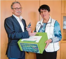  ?? Foto: Anja Fischer ?? Bürgermeis­ter Manfred Nerlinger sortierte gleich die ersten Stifte für die Frauen bund Aktion in Wehringen aus.