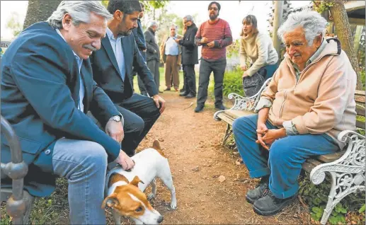  ?? PRENSA AF ?? PEPE. Fernández visitó ayer en su chacra al ex presidente de Uruguay, quien siempre le preguntaba cuándo iba a ser candidato.