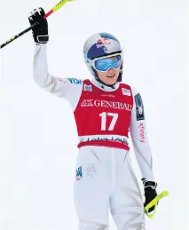  ?? DON EMMERT/GETTY IMAGES ?? Lindsey Vonn managed a wave after crashing during the World Cup women’s downhill Friday in Lake Louise.