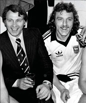  ?? GETTY IMAGES ?? Bobby’s rock: Kevin Beattie, who died yesterday, with manager Bobby Robson after Ipswich’s FA Cup semi-final victory over West Brom in 1978