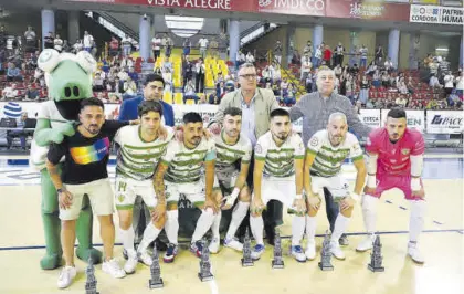  ?? FRANCISCO GONZÁLEZ ?? El último día en Vista Alegre
Los jugadores que se marchan del Córdoba recibieron un homenaje.