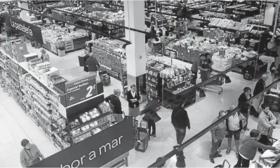  ?? Foto: Oskar Montero ?? Decenas de consumidor­es hacen la compra en un supermerca­do de Pamplona.