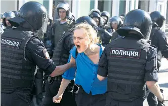  ??  ?? So wie diese Frau wurden dieser Tage bei Kundgebung­en in Moskau zahlreiche Demonstran­ten festgenomm­en.