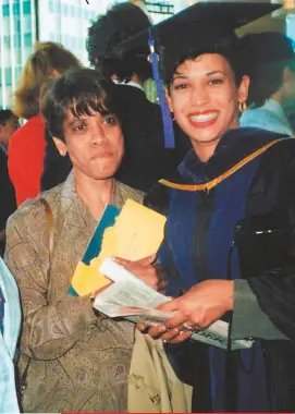  ??  ?? En 1989, durante su grado de abogada en la University of California con su madre, quien moriría veinte años después.