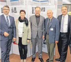  ?? FOTO: GÜNTER VOGEL ?? Oliver Wasem (v. l.), Karin Walter, Jörg Riedlbauer, Hermann Hamma und Josef Rief bei der Ausstellun­gseröffnun­g.