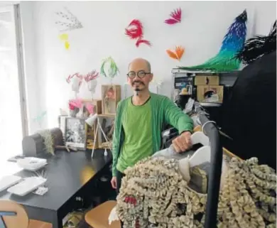  ??  ?? Estudio
El diseñador Shen Lin en el estudio de su casa posando con algunos de sus diseños y creaciones.
