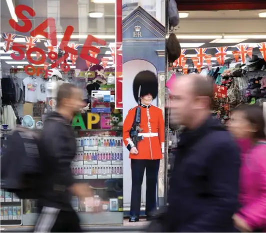  ?? ?? ►
Peatones pasan por una tienda de souvenirs en Oxford Street en Londres, la semana pasada.