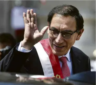  ?? Karel Navarro/Associated Press ?? Martín Vizcarra, o novo presidente do Peru, segue para a sede do governo, em Lima