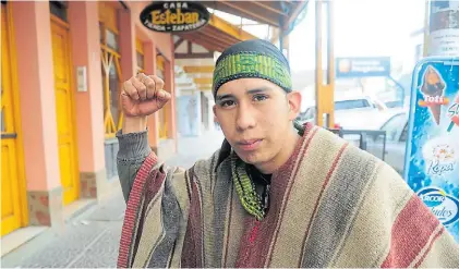  ??  ?? El mapuche de los binoculare­s. Matías Santana fue llamado a indagatori­a por agredir a gendarmes.