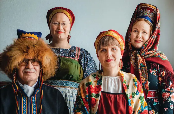  ?? FOTO: MIKKO MALMIVAARA ?? ■ Erkki Lumisalmi, Amanda Kauranne, Emmi Kuittinen och Anna Lumikivi fördjupar sig i skoltsamis­k och karelsk kultur.