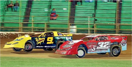  ?? PHOTO: BRENDON LEARMONTH/SQUARE PHOTOGRAPH­S ?? American star Bobby Pierce, right, begins the charge through the field, passing Wellington’s Mark Pitcher, on his way to winning the feature race.