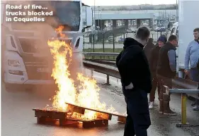  ?? Pictures: STEVE REIGATE & REUTERS ?? Road of fire... trucks blocked in Coquelles