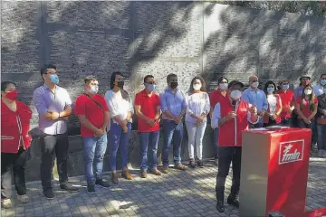  ??  ?? Conmemorac­ión. Dirigentes y miembros del FMLN participar­on ayer en un acto dedicado a las personas fallecidas durante el conflicto armado.