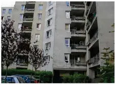  ??  ?? Le Raid est intervenu jeudi 4 août dans cet immeuble de la résidence des Jardies, dans le quartier des Courtiller­aies, au Mée-sur-Seine.