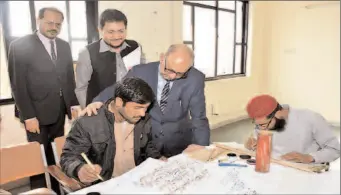  ?? ISLAMABAD
-APP ?? Advisor to the Prime Minister on National History and Literary Heritage, Irfan Siddiqui exchanging views with the trainee calligraph­ers during his visit to National Language Promotion Department.