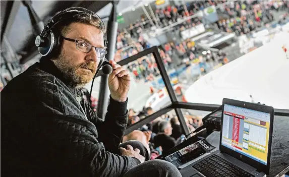  ?? FOTO MAFRA – ONDŘEJ LITTERA ?? V akci.
Tomáš Lörincz přibližuje dění na hokejových stadionech prostředni­ctvím mikrofonu a rozhlasový­ch vln už více než 22 let.